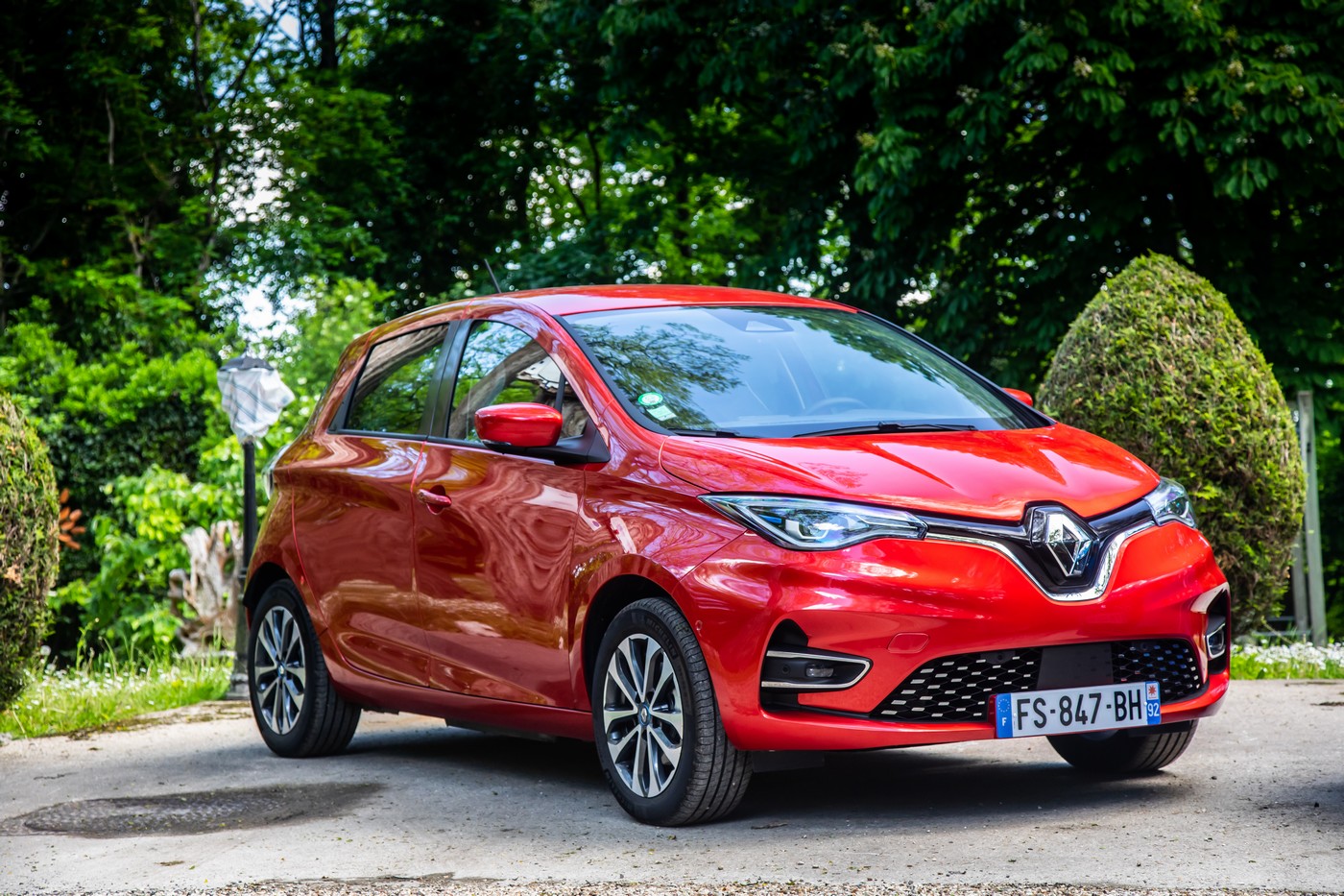 découvrez la zoé électrique, la citadine éco-responsable qui allie performance, confort et technologie. idéale pour vos trajets quotidiens, cette voiture 100% électrique vous offre une autonomie impressionnante et une conduite agréable. optez pour un avenir durable avec la zoé!