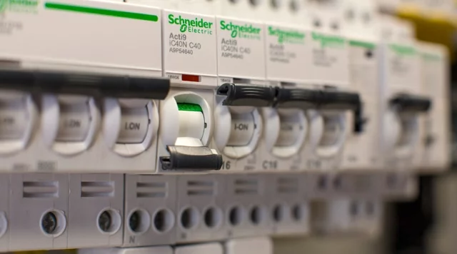 découvrez tout ce qu'il faut savoir sur l'amperage des disjoncteurs : comment choisir le bon modèle pour votre installation électrique, les normes à respecter et des conseils pratiques pour garantir la sécurité de votre habitat.