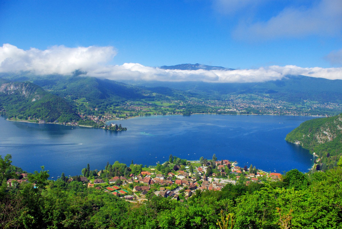 découvrez annecy, la venise des alpes, célèbre pour ses canaux pittoresques, son lac cristallin et ses montagnes environnantes. explorez son patrimoine historique, ses charmantes ruelles et savourez la gastronomie savoyarde dans cette destination incontournable.