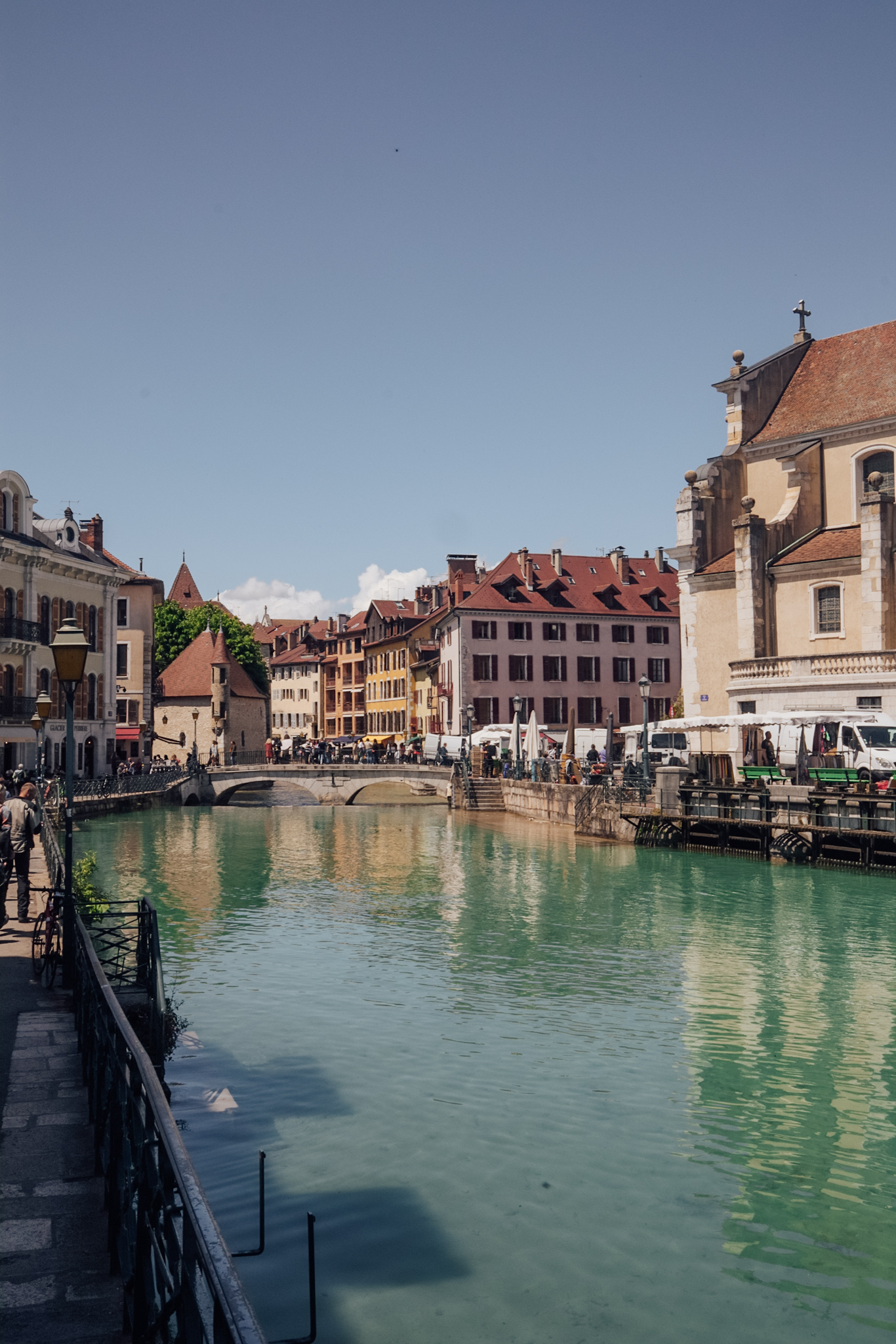 découvrez annecy, la ville aux mille facettes, célèbre pour son lac cristallin, ses canaux pittoresques et son vieux centre historique. explorez ses magnifiques paysages alpins, sa gastronomie savoureuse et ses activités de plein air pour une expérience inoubliable.