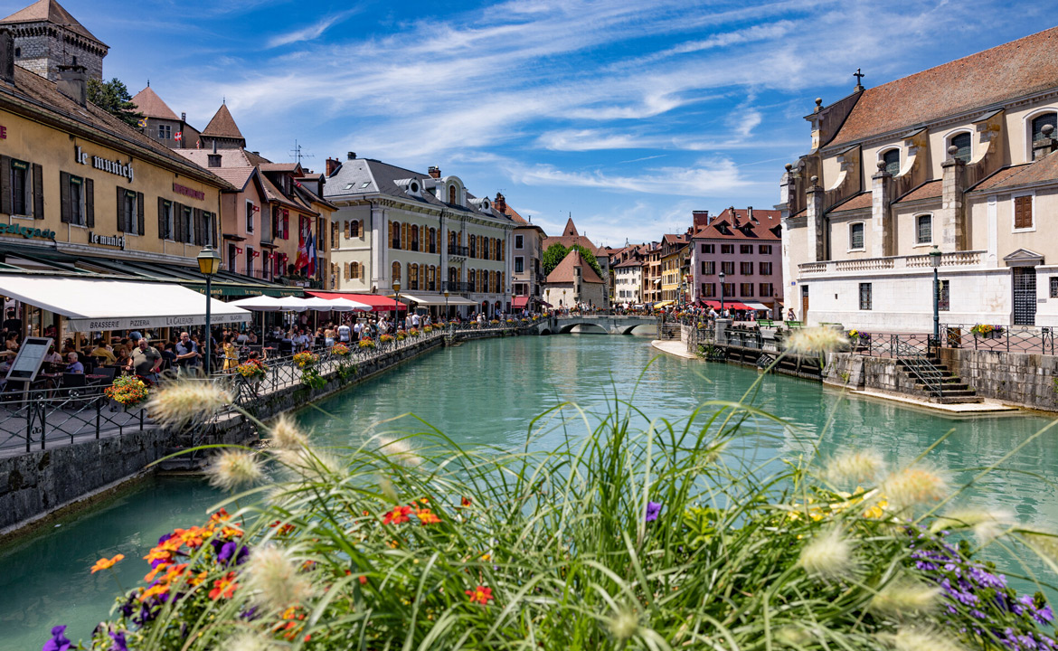 découvrez annecy, la venise des alpes, avec ses canaux pittoresques, son lac majestueux et son architecture savoyarde. explorez ses charmantes ruelles, goûtez à sa gastronomie locale et profitez des activités de plein air dans un cadre naturel exceptionnel.