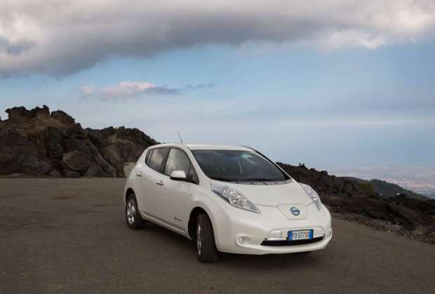 découvrez notre avis complet sur la nissan leaf 24 kwh. performance, autonomie, confort et technologies au rendez-vous pour cette voiture électrique. lisez notre analyse détaillée et trouvez si ce modèle est fait pour vous !