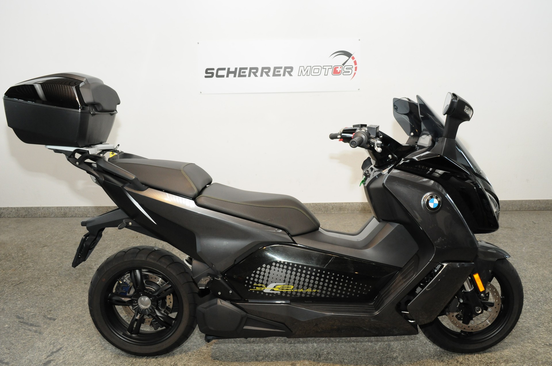 découvrez le bmw c evolution 2022, un scooter électrique alliant performance, technologie et design futuriste. profitez d'une conduite fluide en milieu urbain avec zéro émission et un confort inégalé. explorez toutes ses fonctionnalités innovantes et son autonomie impressionnante.