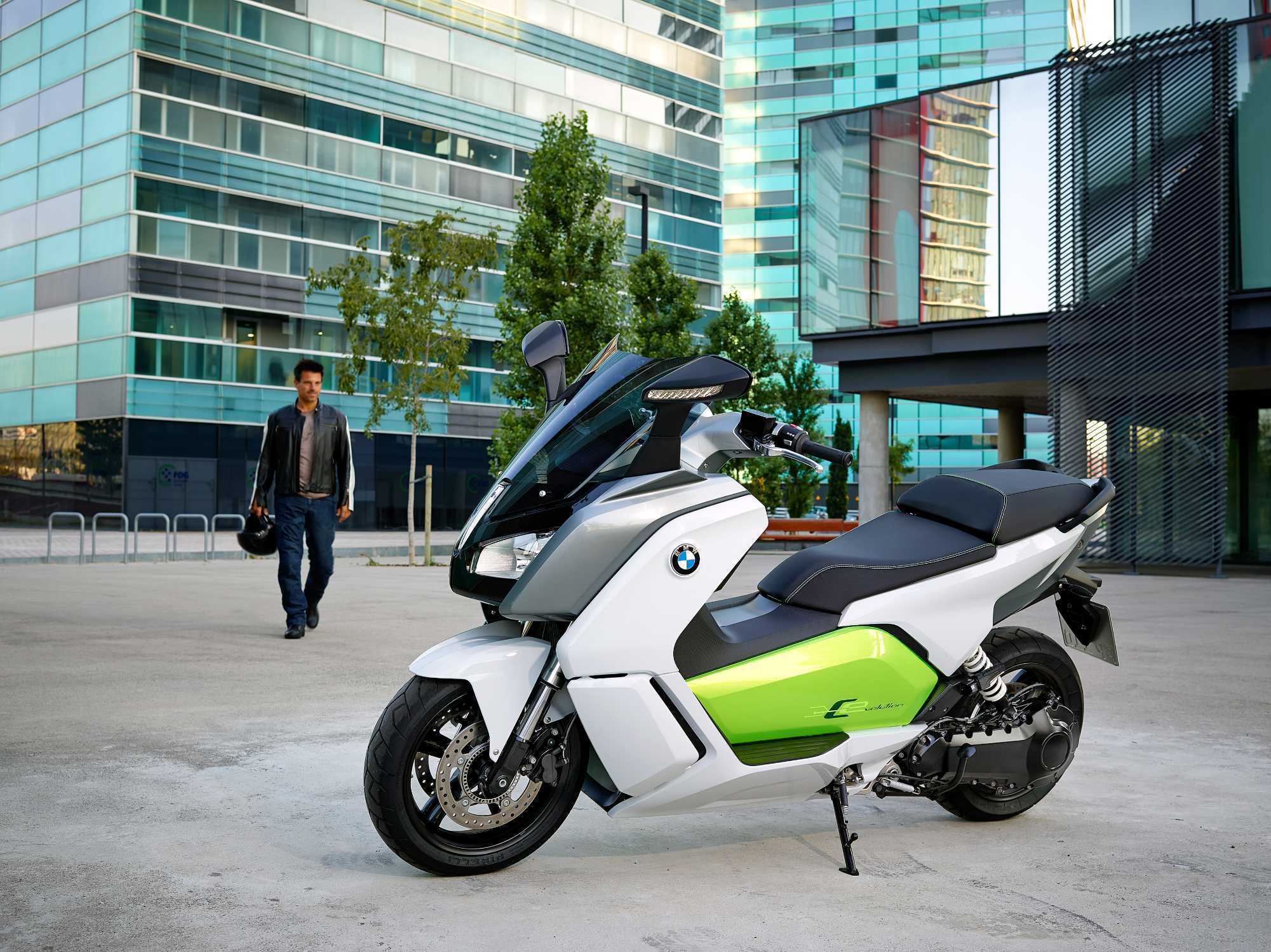 découvrez le bmw c evolution 2022, un scooter électrique alliant performance, technologie de pointe et design moderne. profitez d'une conduite agréable en milieu urbain avec une autonomie exceptionnelle et des fonctionnalités innovantes qui répondent aux besoins des citadins. réveillez votre passion pour la mobilité durable avec le c evolution 2022.