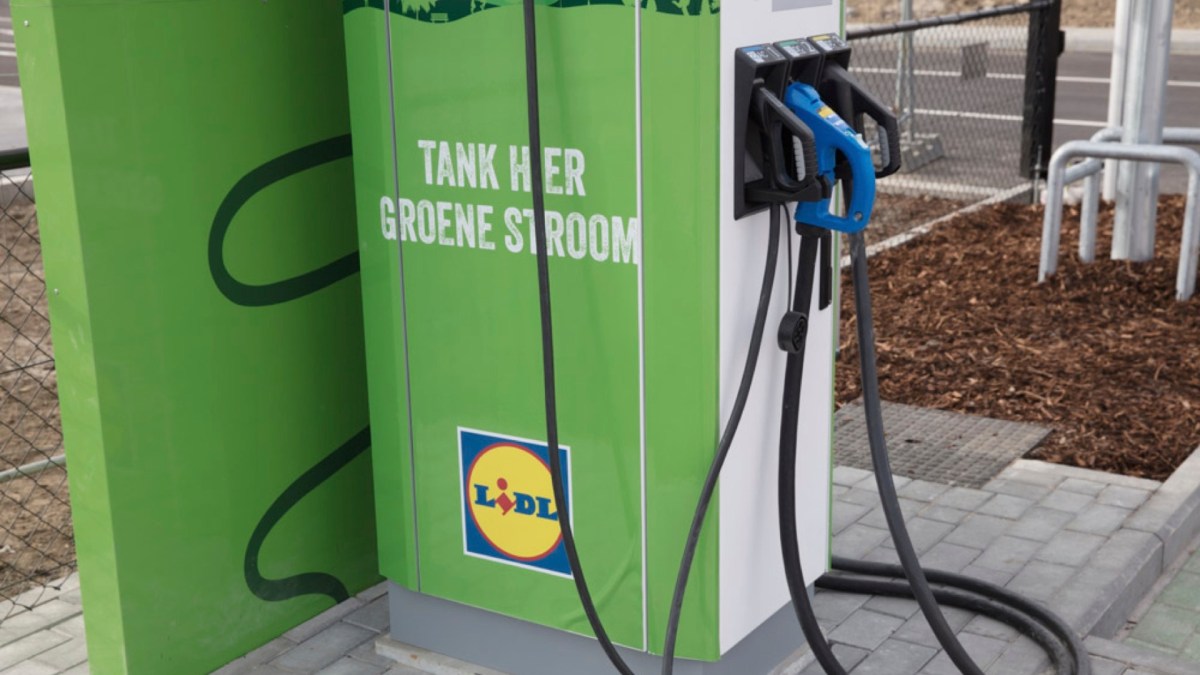 découvrez les bornes de recharge lidl, des solutions pratiques et innovantes pour recharger votre véhicule électrique en toute simplicité. idéales pour les clients fidèles, ces bornes offrent une recharge rapide et efficace tout en faisant vos courses. en savoir plus sur les emplacements et les avantages de la recharge chez lidl.