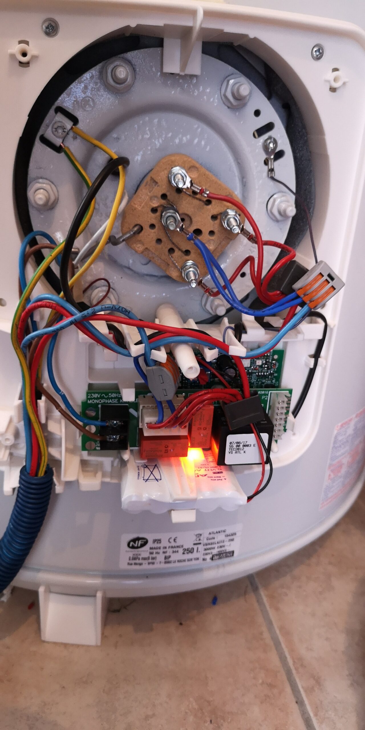 découvrez comment réaliser le branchement de la résistance de votre chauffe-eau en toute sécurité. suivez notre guide étape par étape pour garantir un fonctionnement optimal et prolonger la durée de vie de votre appareil.
