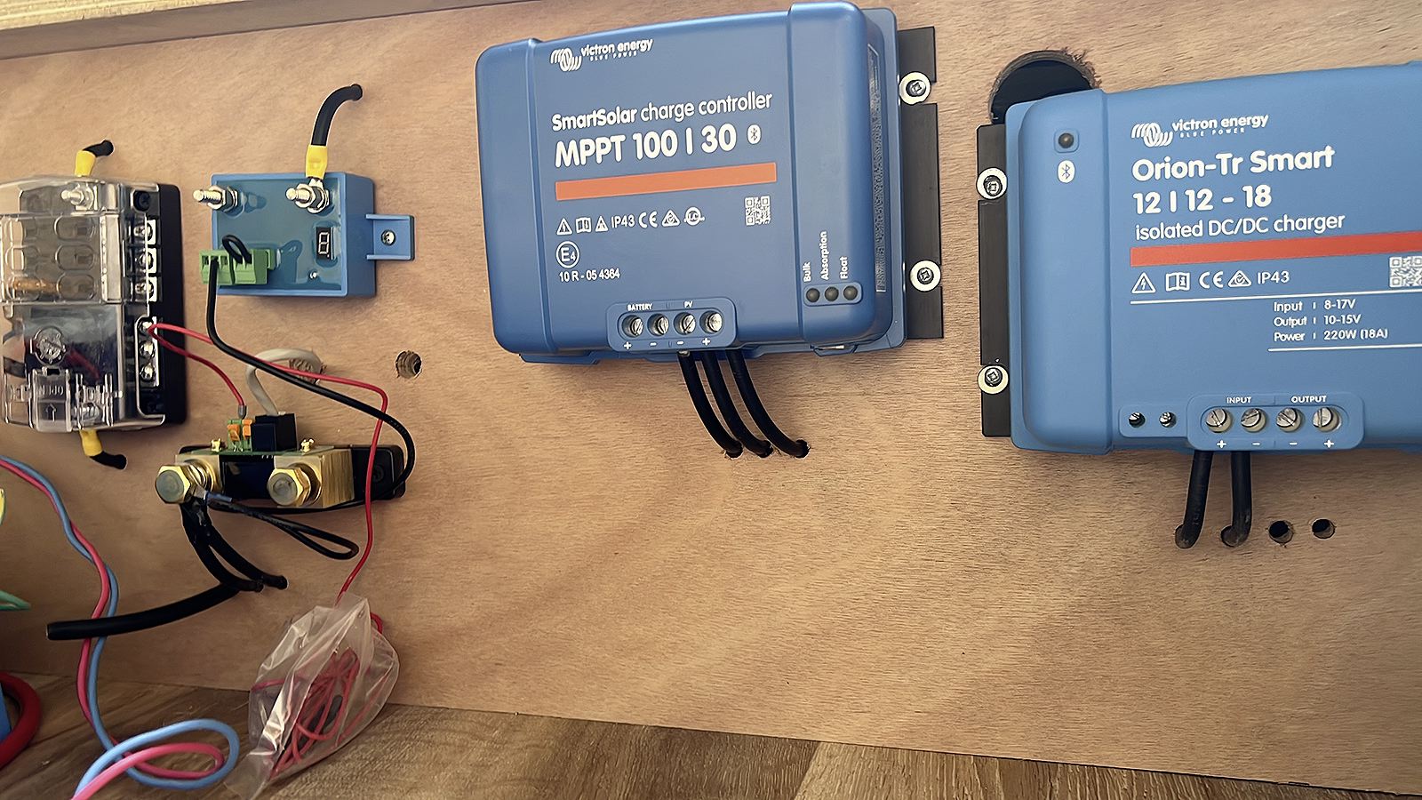 découvrez nos solutions d'électricité adaptées aux camions aménagés. profitez d'un confort optimal lors de vos voyages grâce à des installations électriques sur mesure, optimisées pour vos besoins en énergie. transformez votre véhicule en un véritable espace de vie autonome.