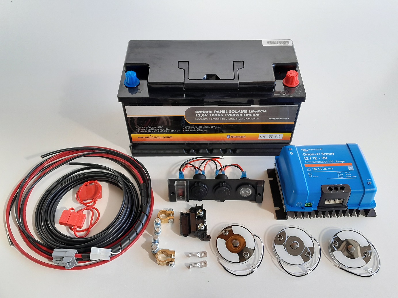 découvrez notre guide complet sur l'électricité pour camions aménagés. apprenez à installer un système électrique efficace et sécurisé pour alimenter vos appareils, éclairer votre espace de vie et optimiser le confort de votre véhicule. transformez votre camion en un véritable havre de paix autonome.