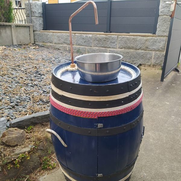 découvrez notre fontaine à punch équipée d'une pompe, idéale pour animer vos soirées et événements. servez facilement vos cocktails et boissons grâce à ce magnifique accessoire qui ajoutera une touche festive à vos célébrations.