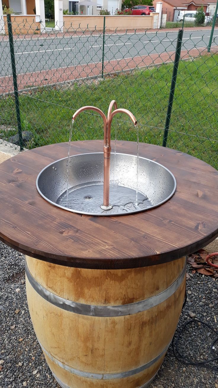 découvrez notre fontaine punch avec pompe, l'accessoire idéal pour vos soirées festives ! servez des boissons rafraîchissantes en un clin d'œil grâce à sa pompe intégrée. parfaite pour les anniversaires, mariages ou réunions entre amis, elle ajoutera une touche d'élégance à vos événements.