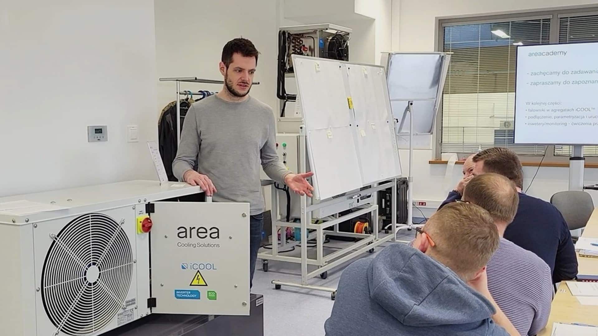 découvrez notre formation complète sur les onduleurs, conçue pour vous aider à maîtriser leur fonctionnement, leur installation et leur maintenance. idéale pour les professionnels et les passionnés, cette formation vous permettra d'optimiser vos systèmes électriques et de garantir une alimentation fiable.