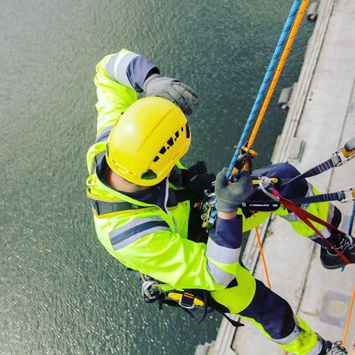 découvrez comment gérer efficacement les situations d'urgence en haute altitude. notre guide complet vous aide à comprendre les risques, les mesures de sécurité à prendre et les interventions appropriées pour assurer votre sécurité et celle des autres.