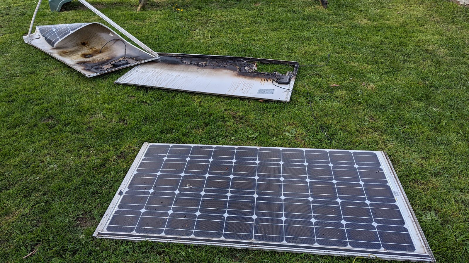 découvrez les risques d'incendie liés aux panneaux solaires, leurs causes, comment les prévenir et les mesures de sécurité à adopter pour protéger votre installation et votre propriété.