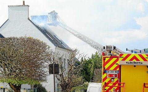 découvrez les risques d'incendie liés aux panneaux solaires et les moyens de prévention efficaces pour assurer la sécurité de votre installation. informez-vous sur les bonnes pratiques pour éviter les sinistres et protéger votre investissement en énergie renouvelable.
