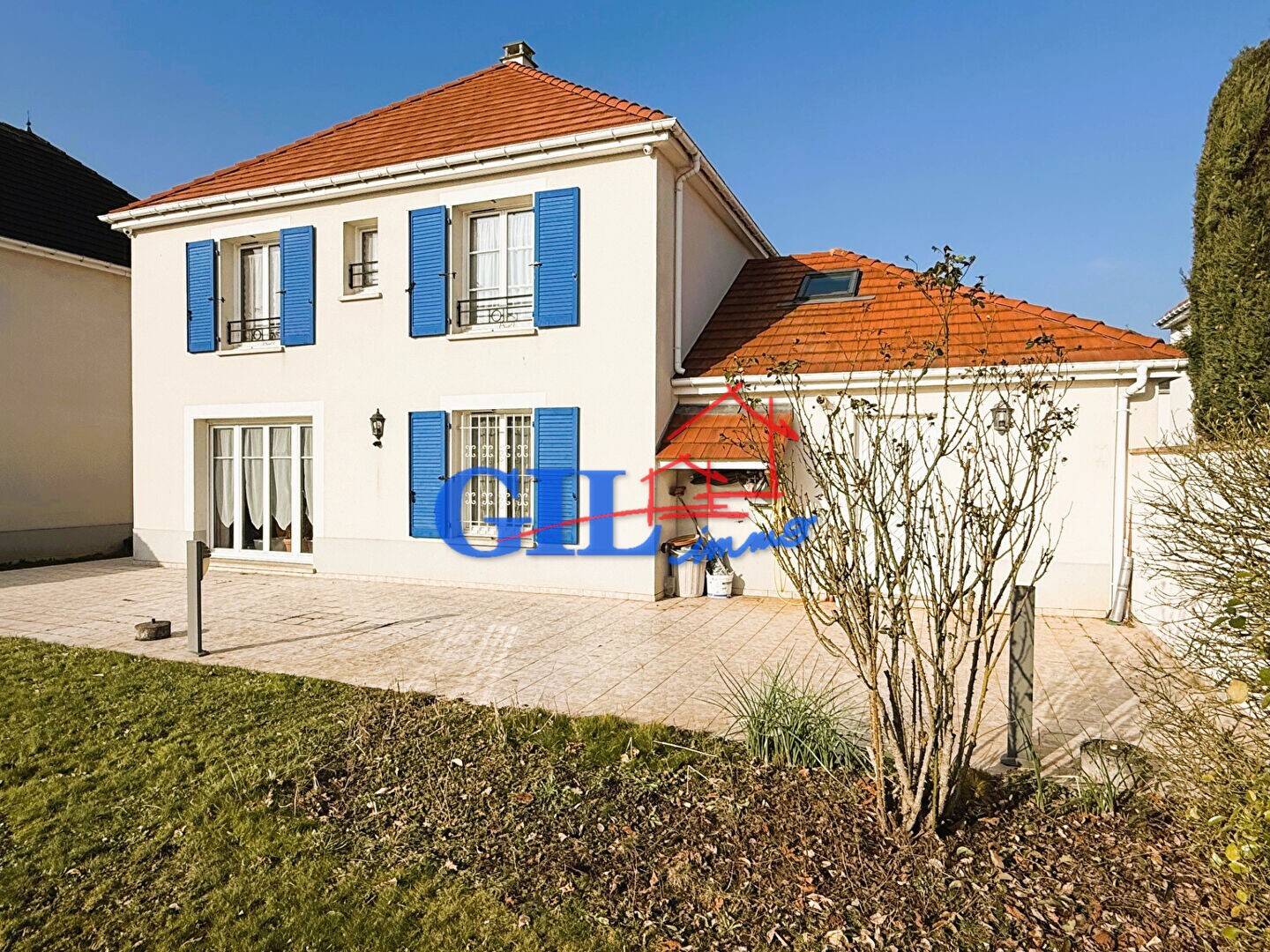 découvrez cette charmante maison à vendre à cesson, offrant un cadre de vie paisible, des espaces lumineux et un jardin agréable. idéale pour une famille, profitez de la proximité des commodités et des transports. ne manquez pas cette opportunité unique !