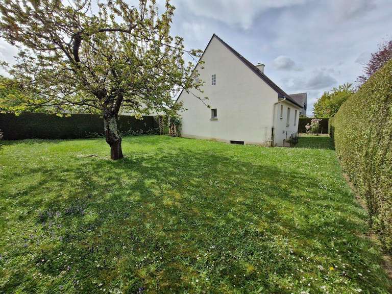 découvrez cette charmante maison à vendre à cesson, offrant un cadre de vie idéal avec ses espaces lumineux, son jardin agréable et sa proximité avec les commodités. ne manquez pas cette opportunité unique !