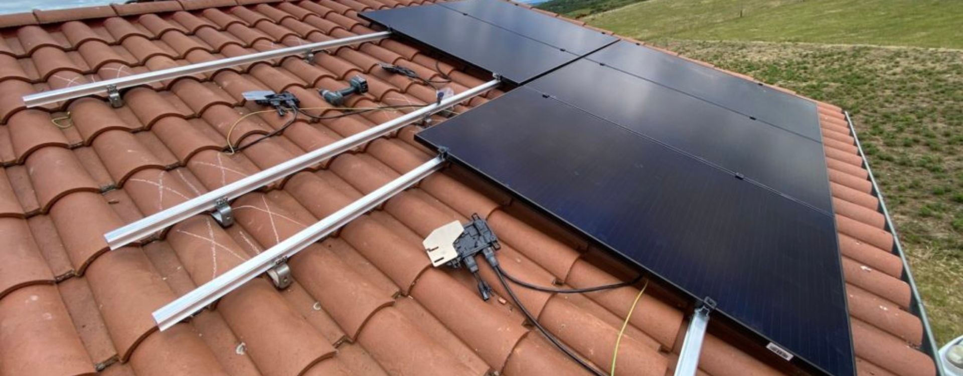 découvrez les micro-onduleurs, des dispositifs compacts et efficaces qui optimisent la production d'énergie solaire de vos panneaux photovoltaïques. améliorez le rendement de votre installation tout en garantissant une meilleure performance même en cas d'ombre. adoptez la technologie innovante des micro-onduleurs pour une énergie renouvelable maximisée.