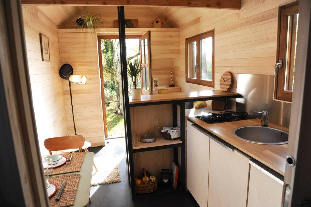 découvrez comment installer un panneau solaire sur votre mobil-home pour profiter d'une énergie renouvelable et économique lors de vos séjours en pleine nature. optimisez votre autonomie énergétique et réduisez votre empreinte écologique lors de vos vacances.