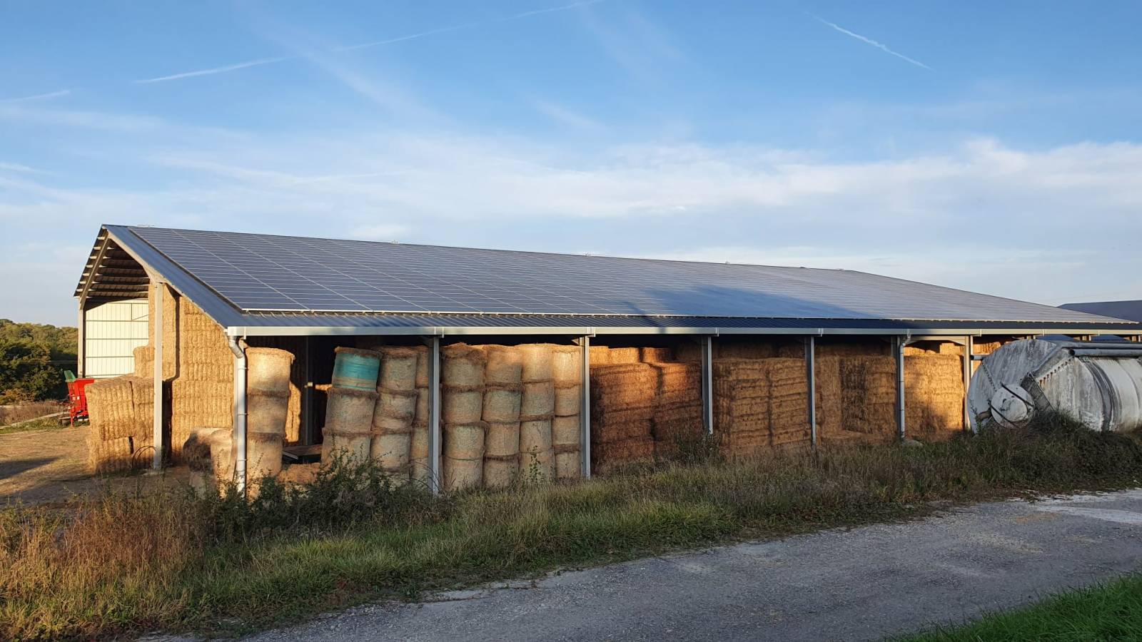 découvrez nos plans de bâtiments agricoles intégrant des panneaux photovoltaïques, alliant efficacité énergétique et design fonctionnel pour optimiser votre exploitation tout en respectant l'environnement.