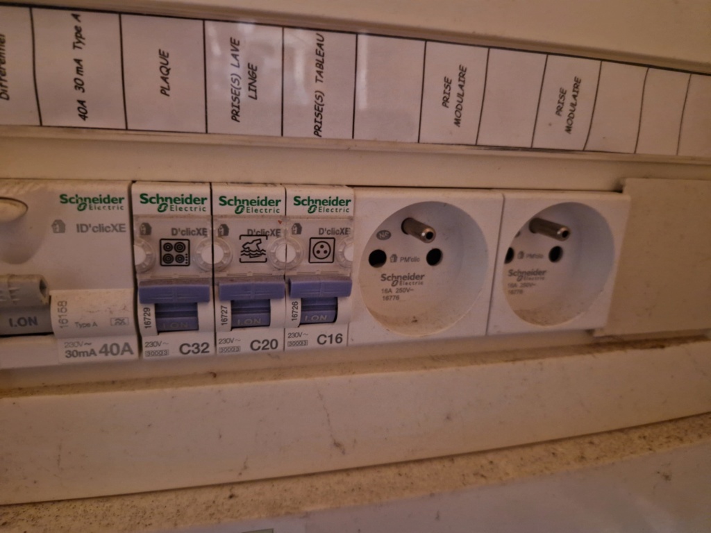 découvrez notre sélection de prises disjoncteur c16, idéales pour assurer une protection efficace de votre installation électrique. fiables et faciles à installer, nos produits garantissent sécurité et performance pour tous vos besoins électriques.