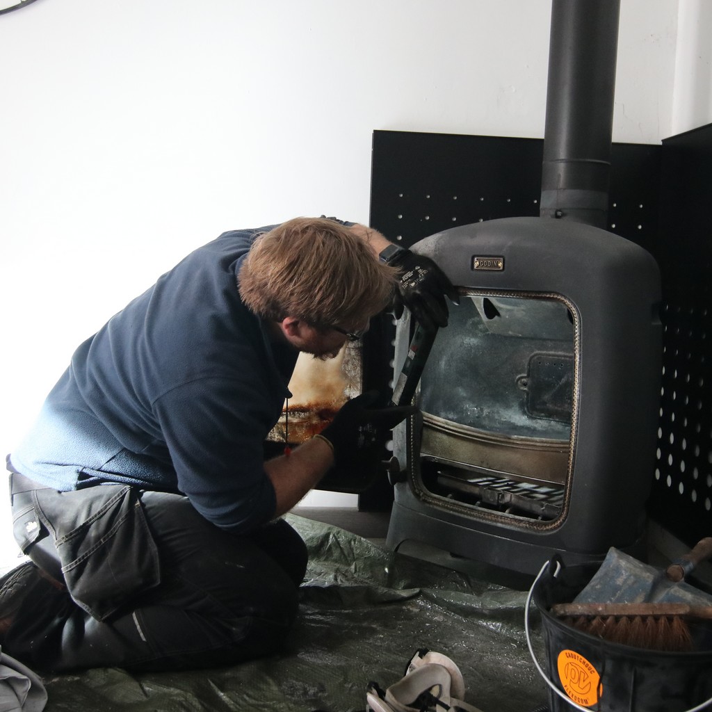 découvrez comment réaliser un ramonage diy efficace et sécurisé. suivez nos conseils étape par étape pour entretenir votre cheminée et prévenir les risques d'incendie tout en économisant sur les frais de professionnels.