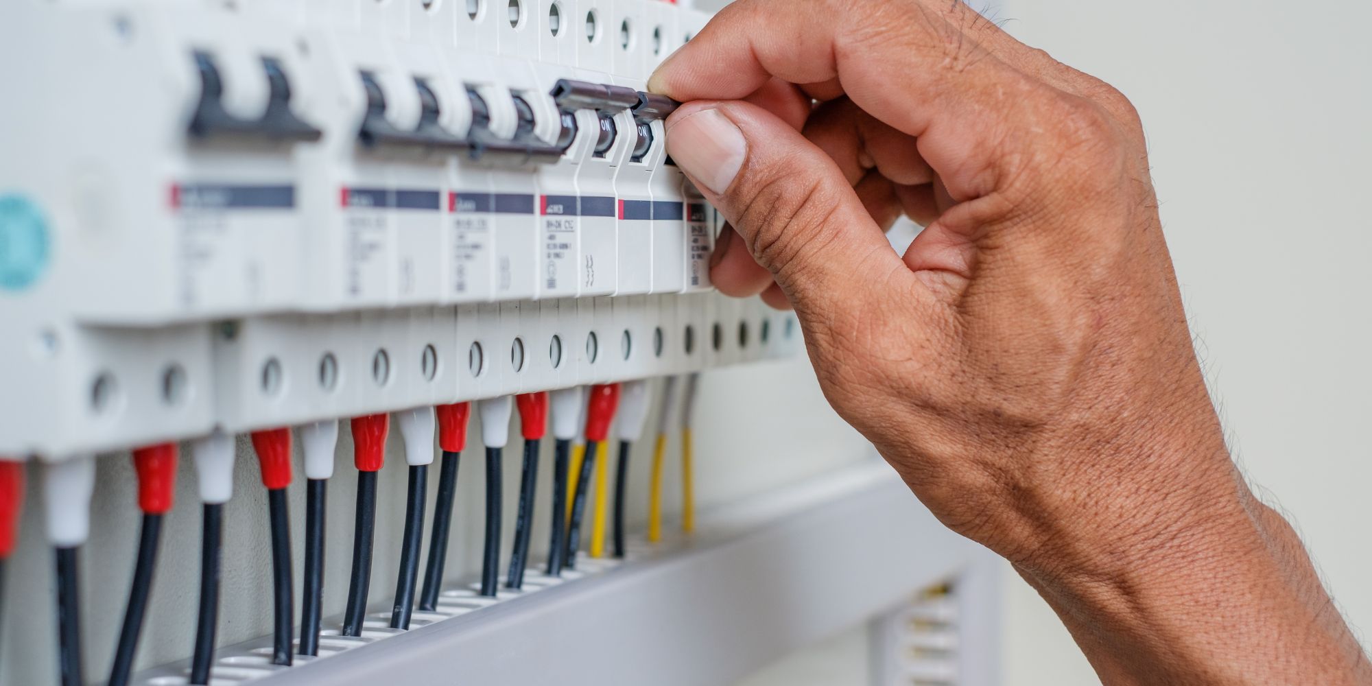 découvrez comment réarmer facilement votre disjoncteur en cas de coupure d'électricité. suivez nos conseils pratiques pour assurer la sécurité de votre installation électrique et éviter les pannes fréquentes.