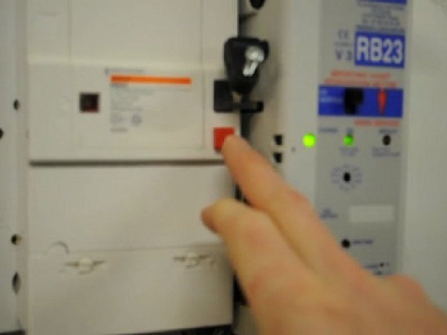 apprenez à réarmer un disjoncteur en toute sécurité. découvrez les étapes simples pour remettre en service votre disjoncteur après une coupure d'électricité, garantissant ainsi le bon fonctionnement de vos appareils électriques.