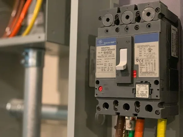 apprenez comment réarmer un disjoncteur en toute sécurité. découvrez les étapes essentielles pour rétablir l'alimentation électrique de votre maison et éviter les surcharges. nos conseils pratiques vous aideront à comprendre le fonctionnement des disjoncteurs.