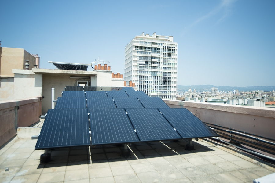 découvrez comment maximiser le rendement de vos panneaux solaires grâce à nos conseils et astuces. informez-vous sur les facteurs influençant l'efficacité énergétique et optimisez votre investissement solaire pour une production d'électricité durable et économique.