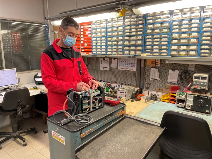 découvrez nos services de réparation d'onduleurs pour garantir une alimentation électrique ininterrompue. profitez d'une expertise technique, d'un diagnostic rapide et de solutions adaptées à vos besoins pour prolonger la vie de votre appareil.