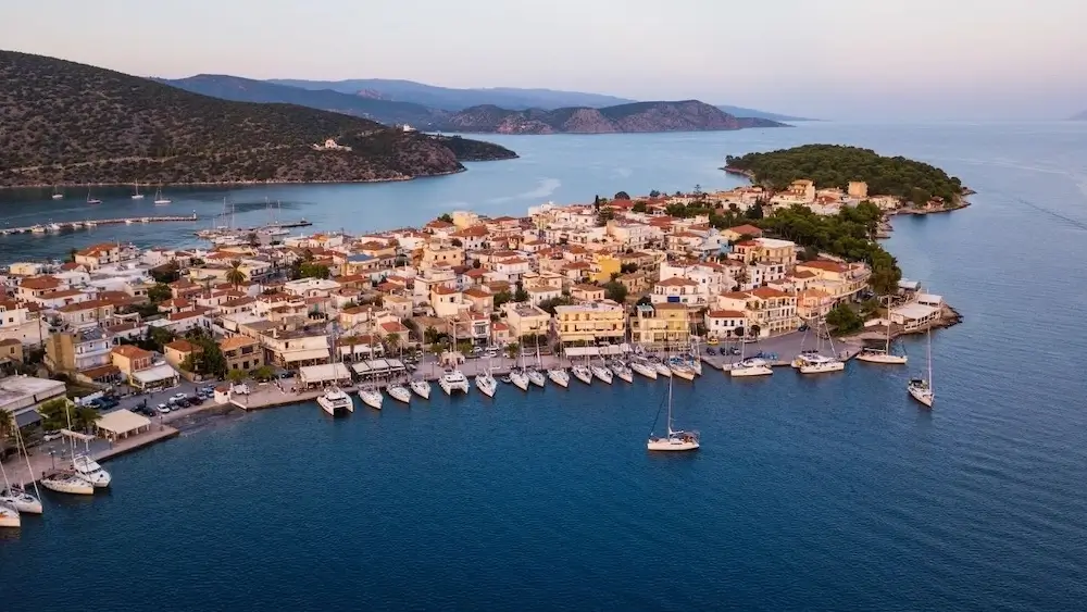 découvrez saronic, une île idyllique de la mer égée, connue pour ses eaux cristallines, ses plages ensoleillées et son charme authentique. explorez ses villages pittoresques, savourez la cuisine locale et plongez dans une culture riche. un véritable havre de paix pour les voyageurs en quête d'escapade.