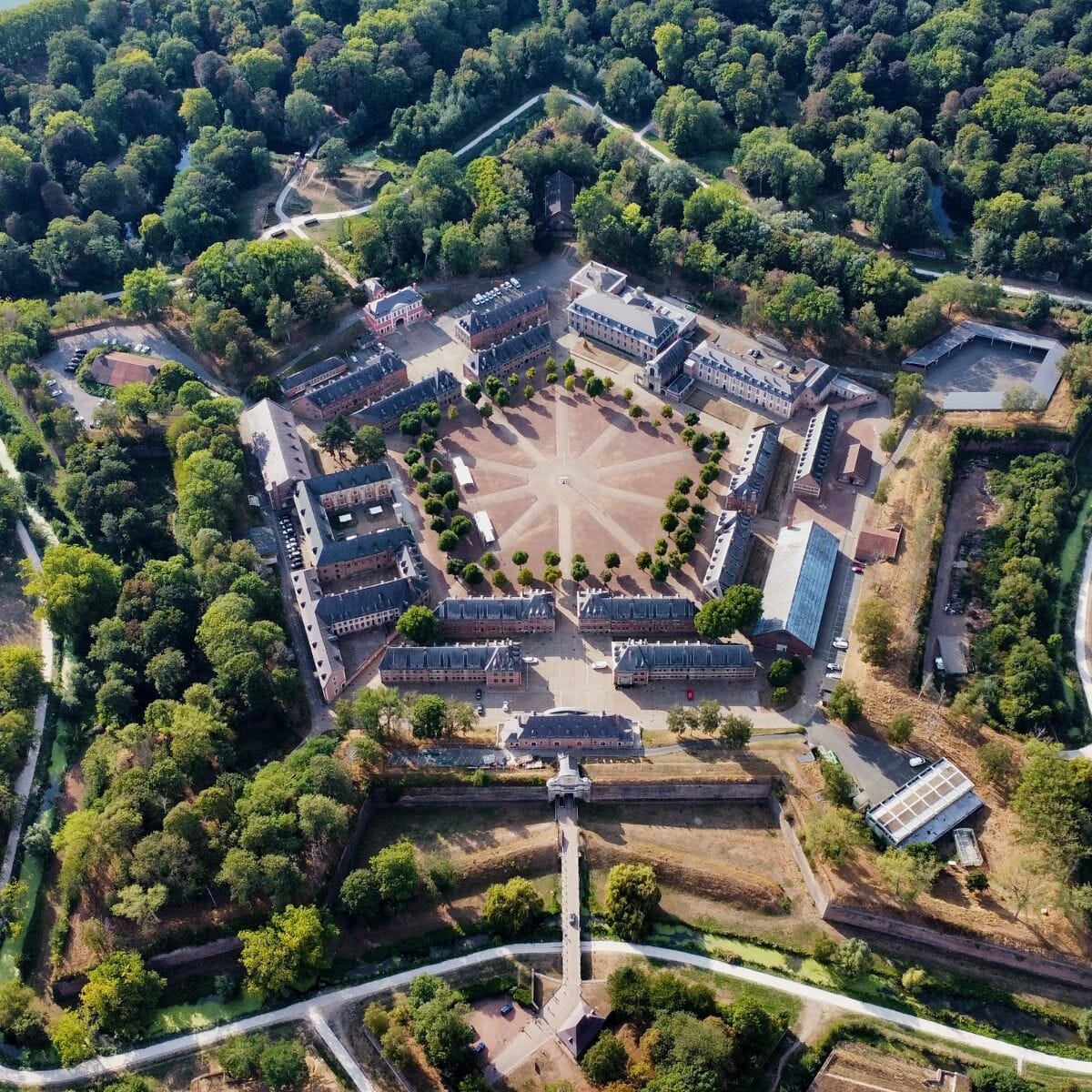 découvrez les meilleures solutions solaires à lille. profitez de l'énergie renouvelable pour réduire votre facture d'électricité et contribuer à une planète plus verte. informez-vous sur les installations photovoltaïques, les aides disponibles et les avantages de l'énergie solaire dans la métropole lilloise.