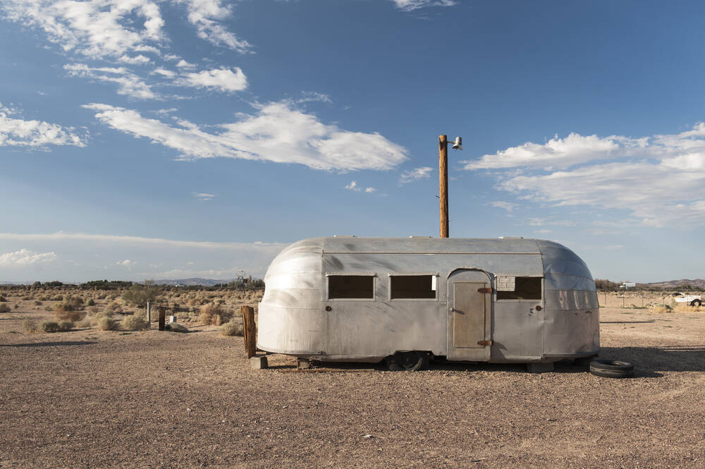 découvrez notre tableau caravane, un véritable hommage à l'aventure et à la liberté sur la route. ce décor artistique apportera une touche unique et originale à votre intérieur, tout en évoquant le charme des voyages en pleine nature. parfait pour les passionnés de camping et d'évasion.