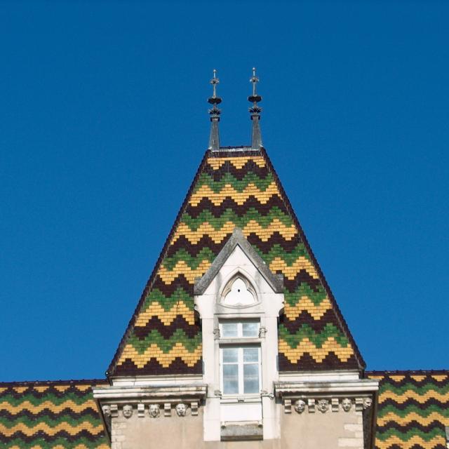 découvrez nos services de toiture en bourgogne : rénovation, entretien et installation de couvertures de qualité. protégez votre maison avec des matériaux durables et un savoir-faire local reconnu. contactez-nous pour un devis personnalisé.