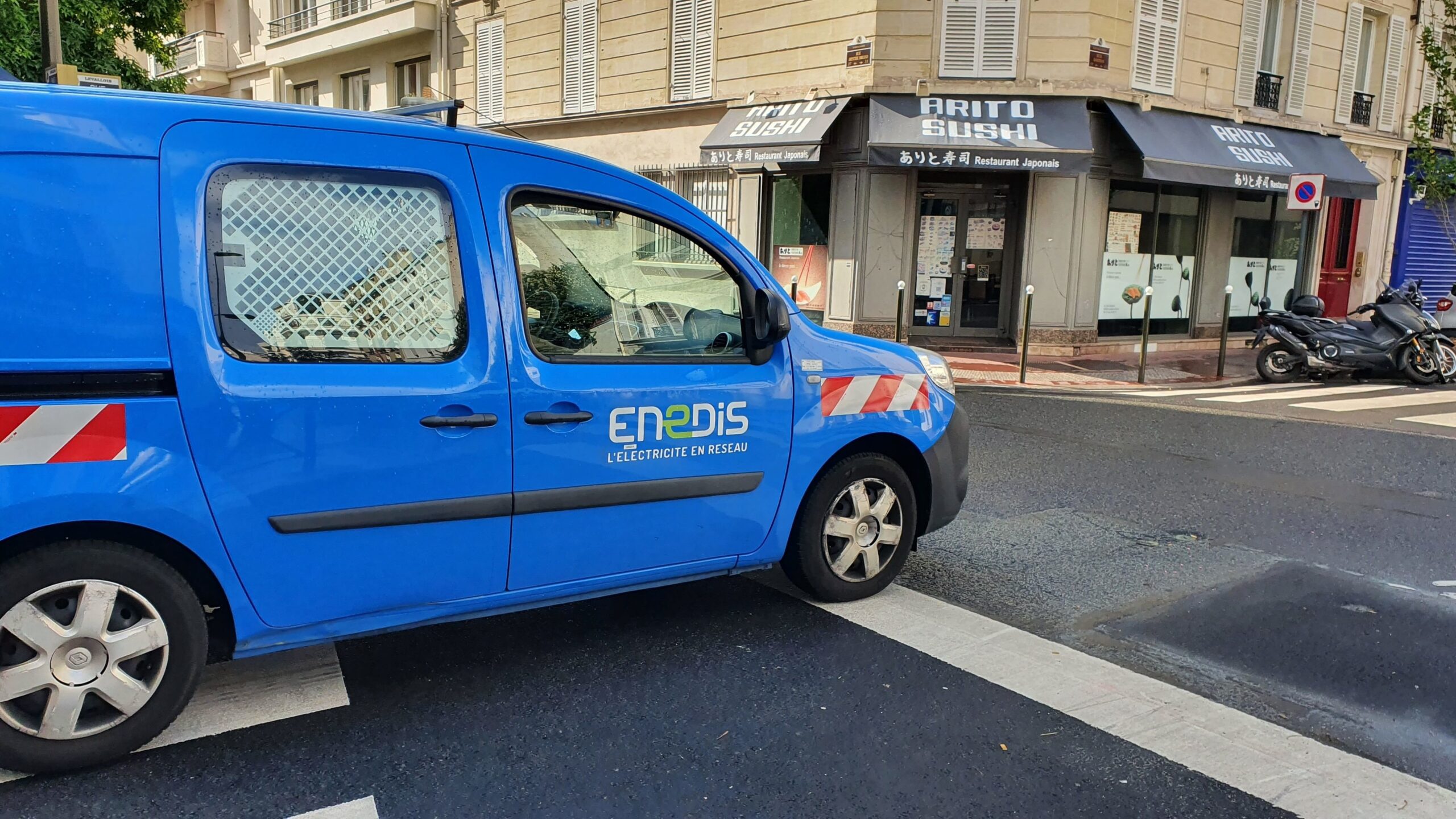 découvrez comment réagir face à une coupure d'électricité urgente avec enedis. trouvez des conseils pratiques et les coordonnées nécessaires pour signaler une panne et rétablir votre électricité rapidement.